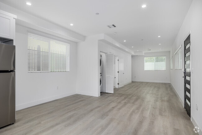 2 habitaciones, 2.5 baños - 1200 pies cuadrados - Sala de estar - 1301 E 27th St