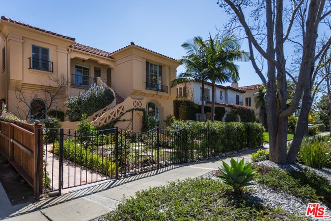 Photo - 1122 S Hayworth Ave