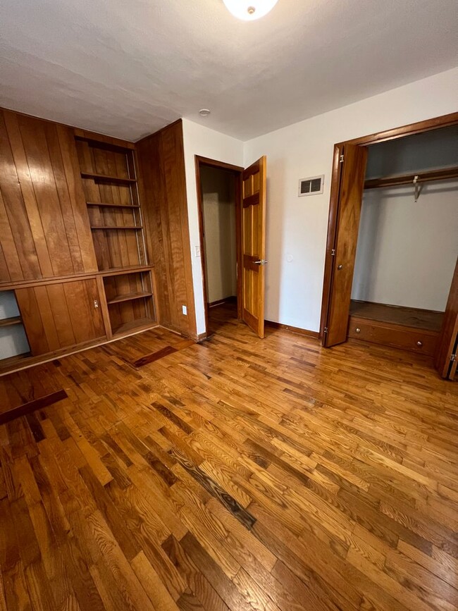 Photo - 3022 Losey Blvd S
