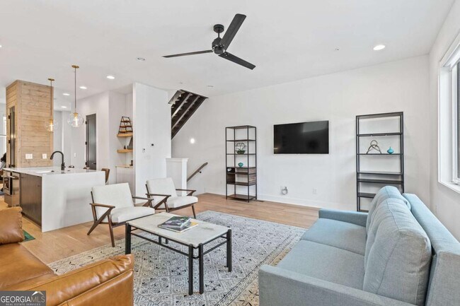 Photo - 2424 Memorial Dr SE