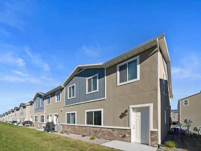 Photo - Spacious 3 Bed/2.5 Bath Townhome in Magna Community! Unit 7427
