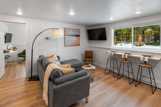 Photo - Stylish & Turnkey Furnished 2-BR Daylight ...