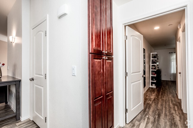 2BR, 2BA - 1074 SF