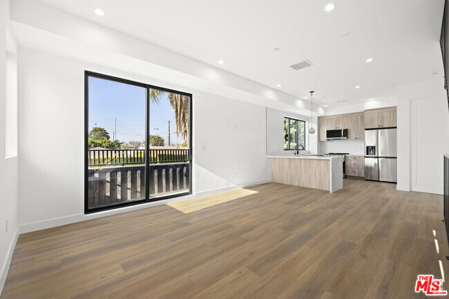Building Photo - 3561 1/2 Beethoven St Rental