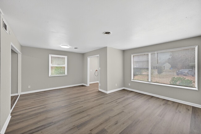 Photo - 1111 Alderman St NE