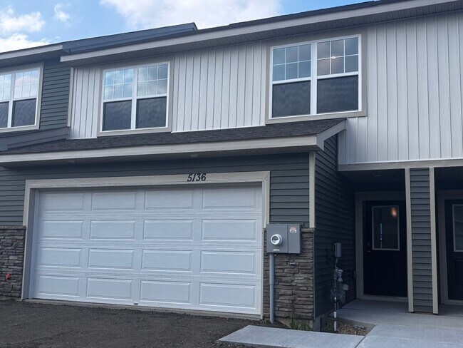 Building Photo - Gorgeous Brand NEW Woodbury Townhome