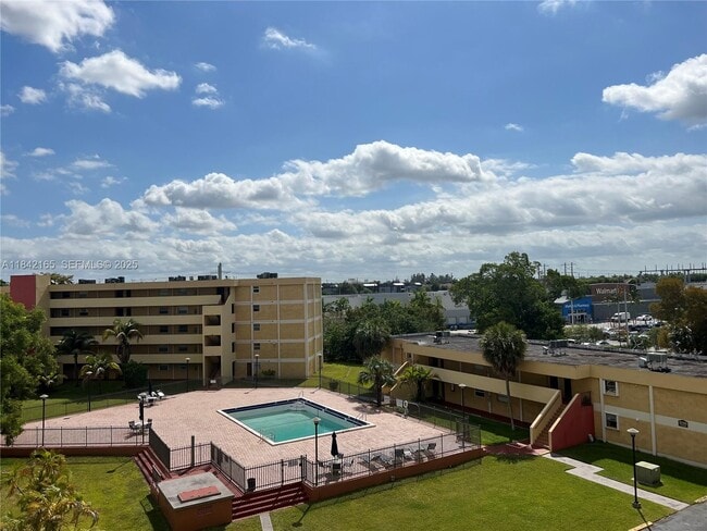 Building Photo - 9210 Fontainebleau Blvd Unit 501