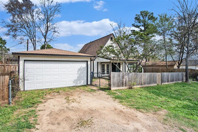 Photo - 3 Bedroom, 2 bath that sits on a triple lo...