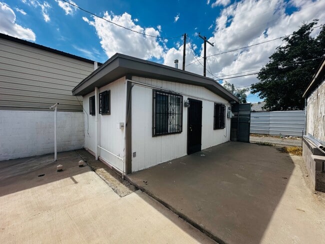 Building Photo - 2221 Bassett Ave Rental