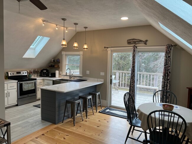 Eat in Kitchen - 45 Low St Apartments Unit B