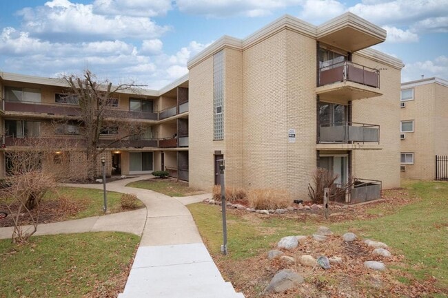 Building Photo - 12544 Fairview Ave Unit 1G