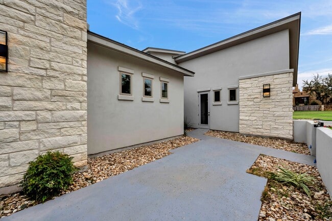 Photo - 100 Menard Ct