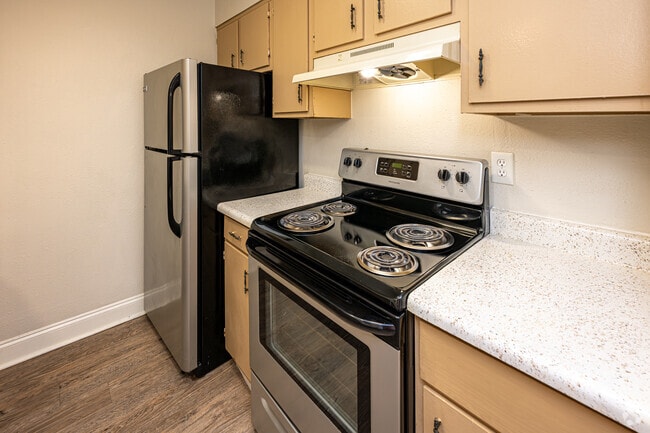 2BR, 1.5BA Townhouse - 982SF - Kitchen - Magnolia Ridge Apartments