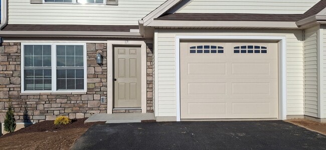 Photo - 3 Bedroom 2.5 Bathroom Available in Elizab...