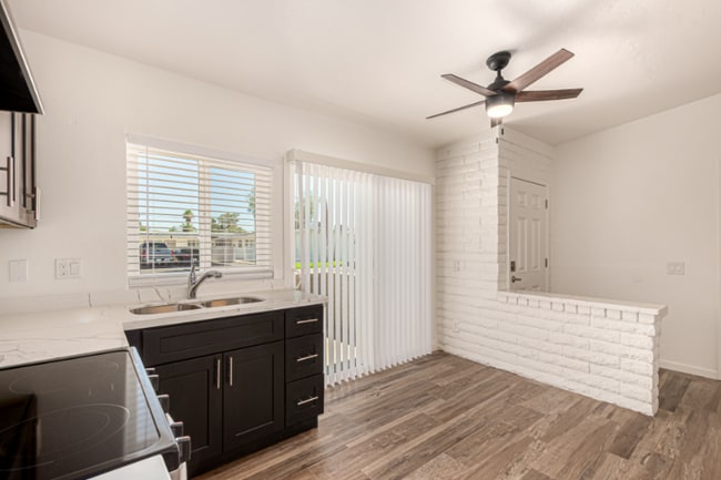 Photo - 5946 W Rose Ln Unidad C