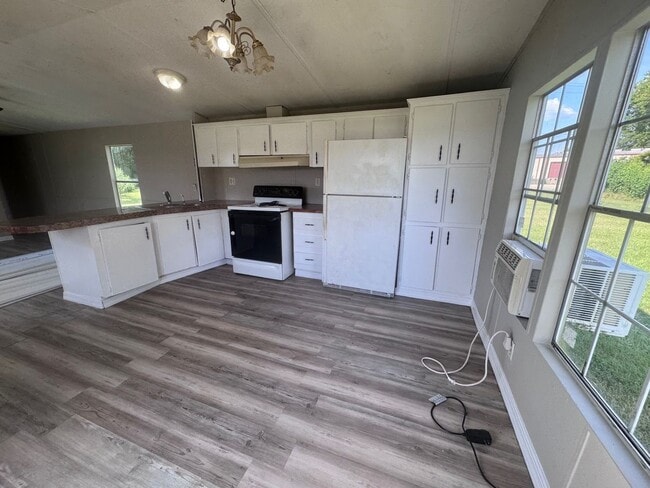 102 Lakewater Dr