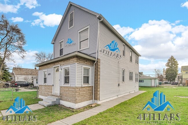 Photo - Spacious 4-Bedroom Home in Hammond, IN wit...