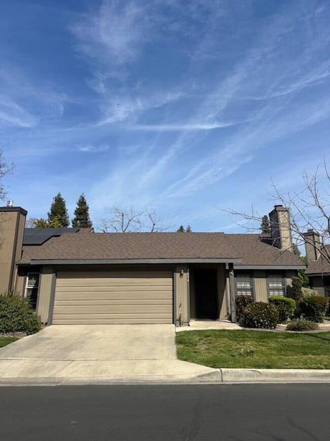 Building Photo - Cute condo located in a great little community!