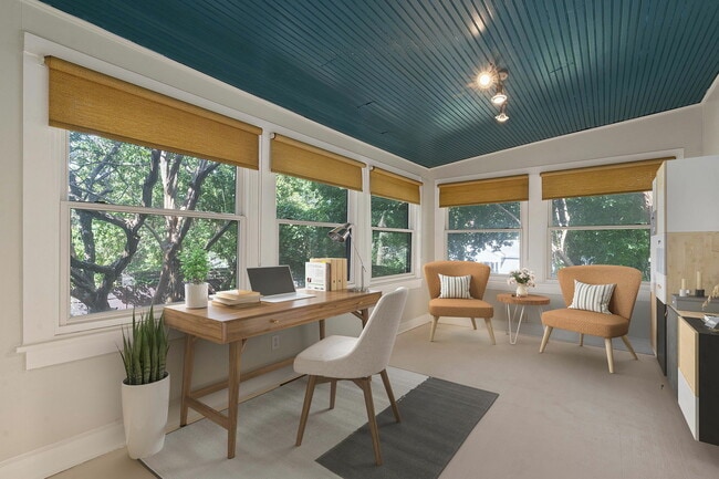 Photo - 1110 E Live Oak St