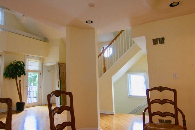 Photo - 1142 W Wolfram St Unit 2