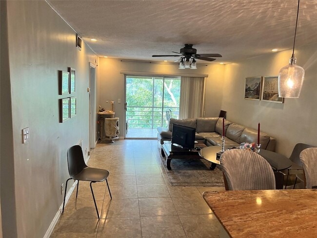 Photo - 1400 NE 57th St Unidad 302