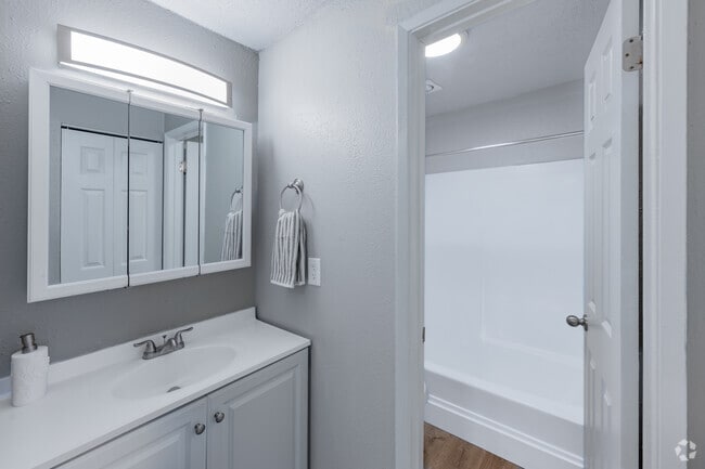 3BR, 1BA - 1,053SF - Bathroom