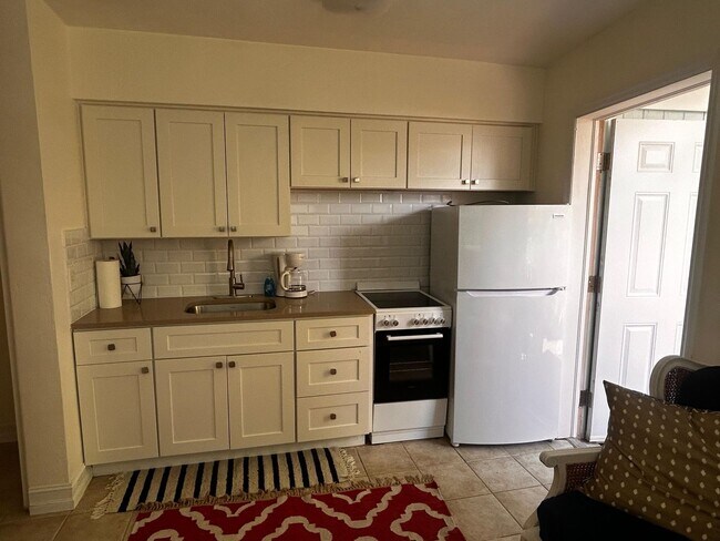Photo - Unfurnished Beautiful Studio Retreat in Treasure Island – Minutes from the Beach!