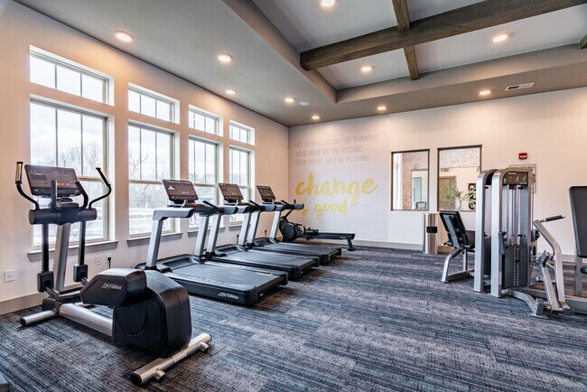 Centro de fitness con equipos de entrenamiento cardiovascular y de fuerza