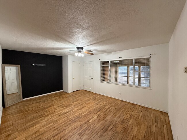 Photo - 2805 N Brand Dr