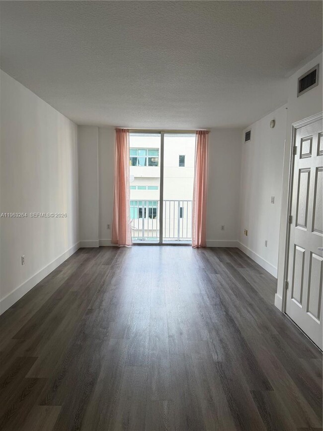 Photo - 115 SW 11th St Unidad 805