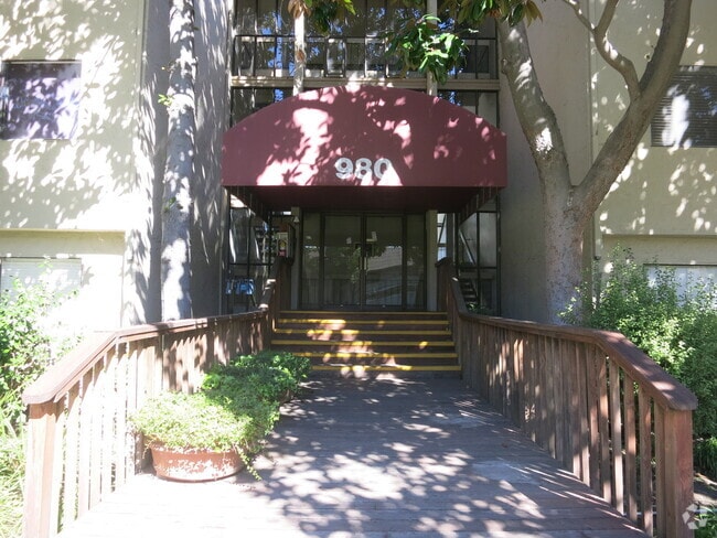 Building Photo - 1 bedroom 1 bath condo in heart of Silicon...