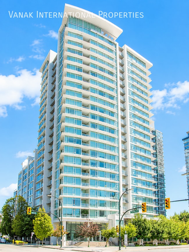 Building Photo - Bright 1 Bed + Den + Solarium | Pool, Gym & Rooftop Patio