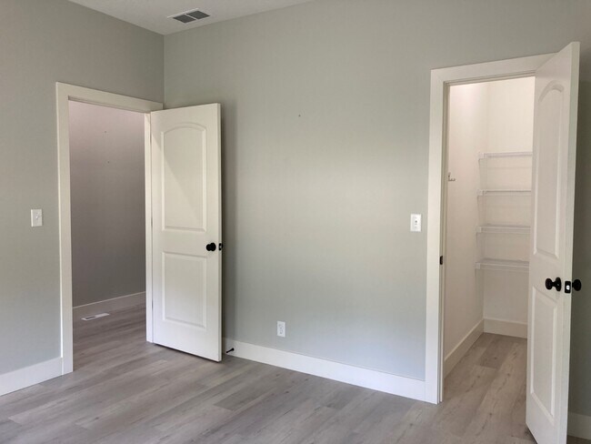 Photo - 1085 Melchior Dr N