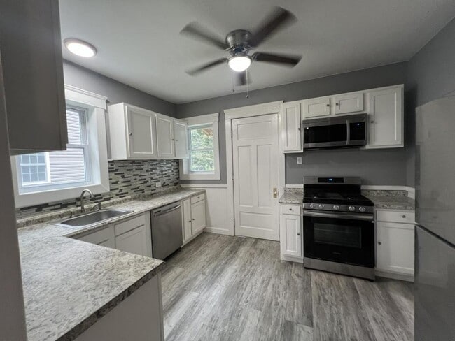Building Photo - 448 W 5th St Rental