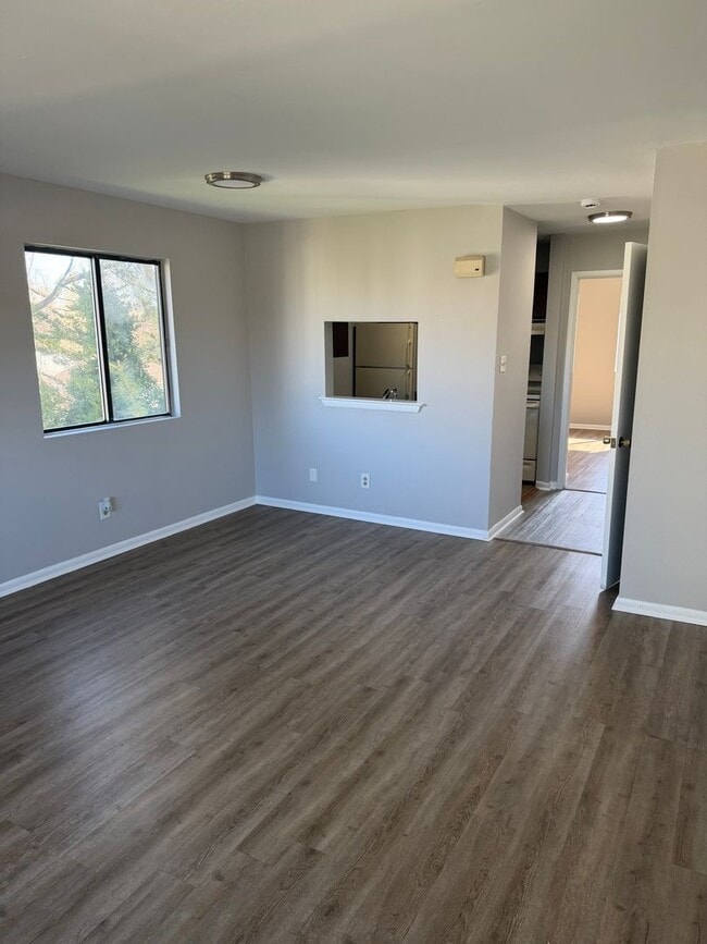 Building Photo - Newly renovated 1 Bedroom Apartment ready for move in!