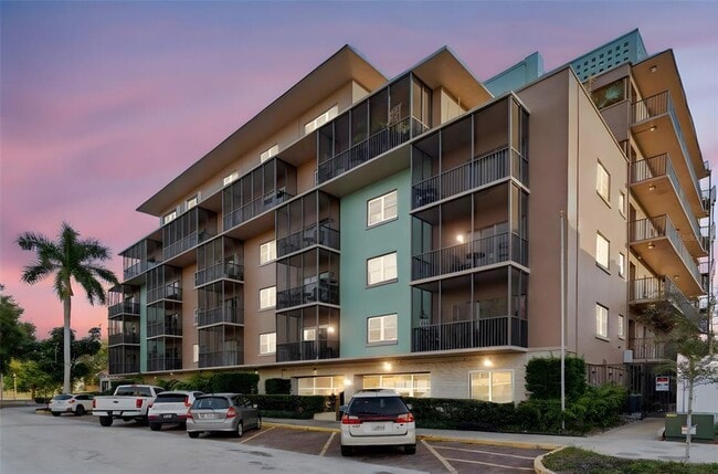 Building Photo - 750 Burlington Ave N Unit 4L