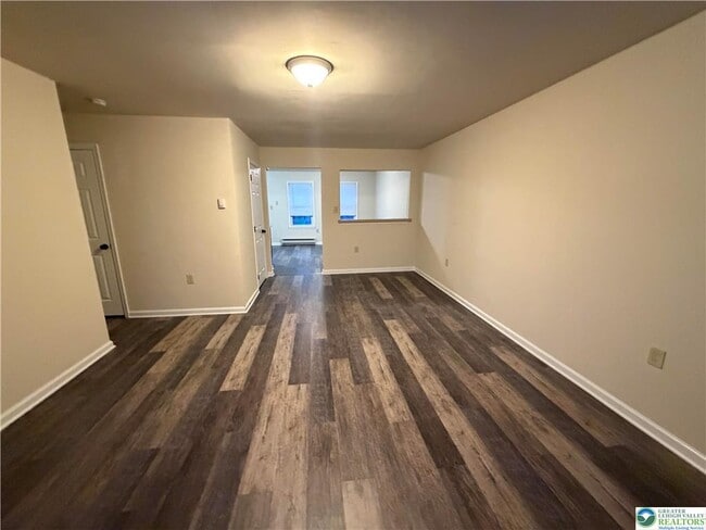 Photo - 2870 Klein St