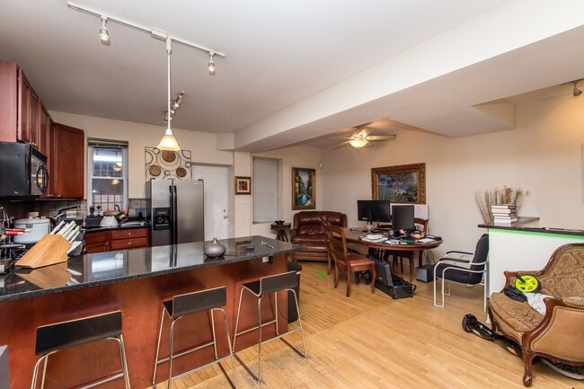 Photo - Large 3bed/2bath DUPLEX in the HEART of Bucktown/Wicker Park! In-Unit Laundry! Central Air! Unit 1R