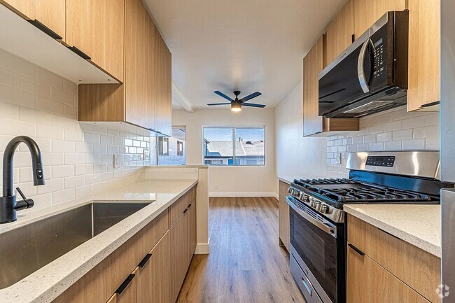 Building Photo - 3401 Ocean Park Blvd Rental