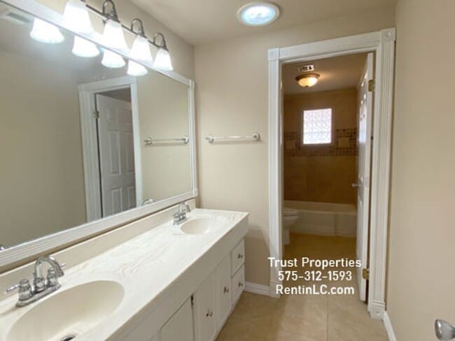 Photo - Great 4/2, all tile, close to Shops. Pets welcome