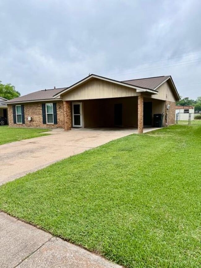 Photo - Recently updated in 2026 - Lovely 3 bedroom 2 bath home for lease in south Bossier City LA 71112