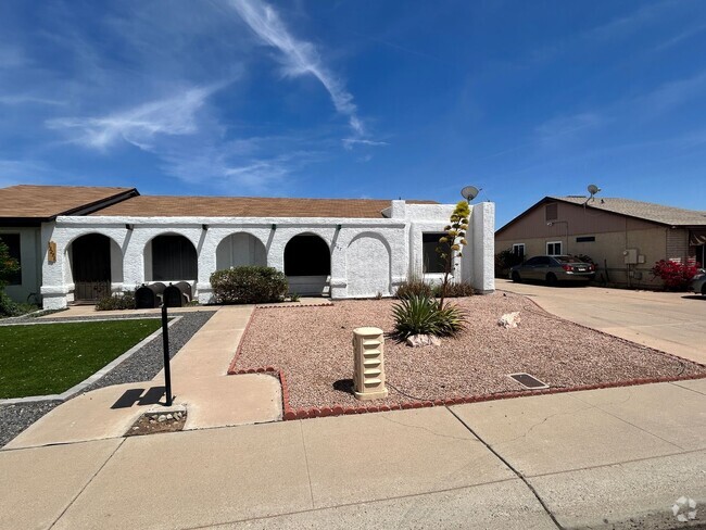 Building Photo - *NEW* Custom Paint, Fully Enclosed Backyar... Rental