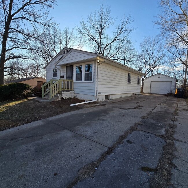 Building Photo - 3 bedroom with bonus extra room in basement fully rehabed