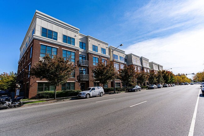 Building Photo - 2 Bed, 2 Bath Condo Bathed in Natural Light
