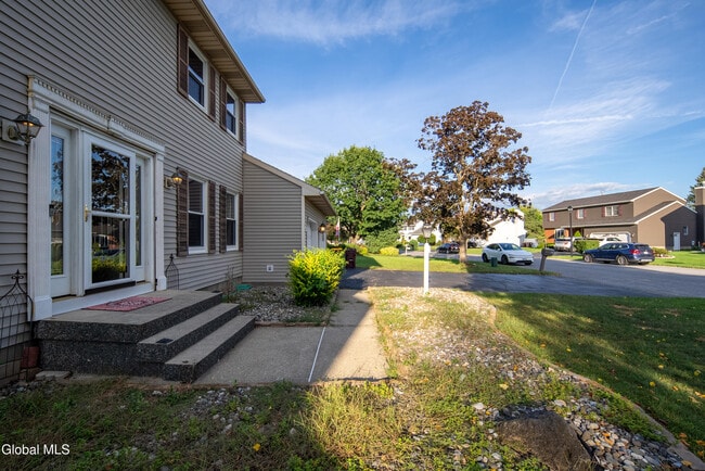 Photo - 31 Berkshire Dr