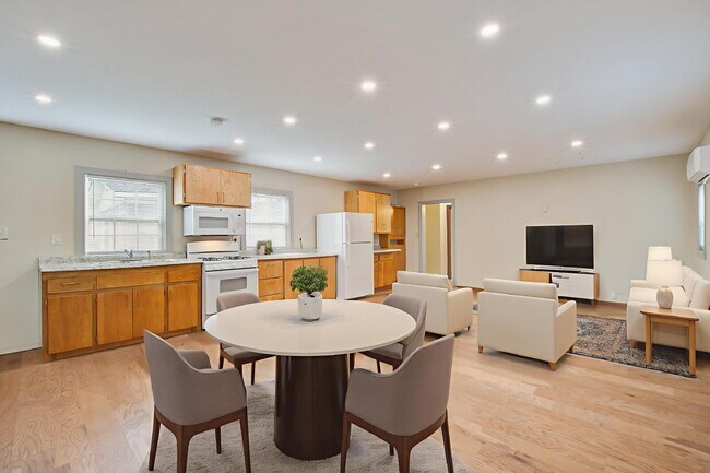 Photo - 198 Nassau St