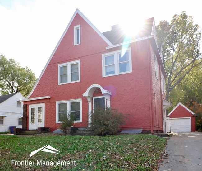 Building Photo - Spacious 5 Bedroom Home Located Near Campus