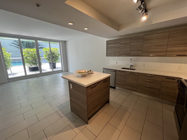 Building Photo - 440 NE 34th St Unit A4 Rental