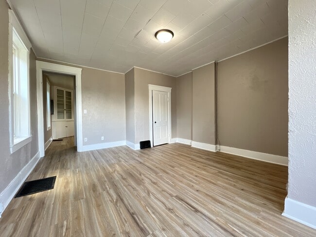 Photo - 651 Caledonia Pl