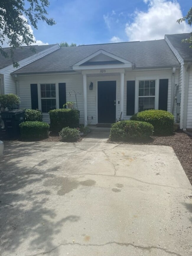 Building Photo - Charming Townhome Close to Medical, Shopping, and Dining